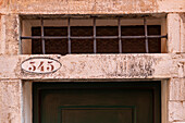 Typische Nummerierung venezianischer Häuser. Salizada Stretta. Venedig, Venetien, Italien