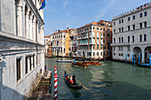 Gondel und Boote mit Touristen in Rio del Vin. Venedig, Venetien, Italien