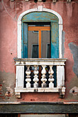 Fenster und Balkon des alten Palastes. Venedig, Venetien, Italien