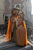 Paar, prächtige Karnevalskostüme. Venedig, Venetien, Italien
