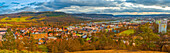 Panorama vom Heiligenberg mit Blick in Richtung Jena, verschiedene Stadtteile und Kernberge im Hintergrund, Jena, Thüringen, Deutschland