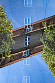 Doppelbelichtung von einem einfachen Backsteingebäude und Fenster in Kopenhagen, Dänemark.