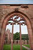 Blick durch gotisches Fenster des Kreuzgangs auf die Marienkapelle im Kloster Hirsau bei Calw, Baden-Württemberg, Deutschland, Europa