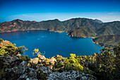Felsenküste und rote Felsen, Bucht von Girolata, Girolata, La Scandola, Département Haute-Corse, Westküste, Korsika, Mittelmeer, Frankreich