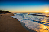 Sonnenaufgang mit Wellen am Strand, Plage de Pinia, bei Ghisonaccia, Département Haute-Corse, Mittelmeer, Korsika, Frankreich