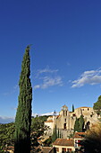 Town view of Gigondas with the church Sainte Catherine D'Alexandrie, Vaucluse, Provence-Alpes-Côte d'Azur, France