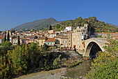 The Roman Bridge over the River Eygues leading to the old town of Nyons, Drôme, Auvergne-Rhône-Alpes, Provence-Alpes-Côte d'Azur, France