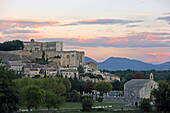 Grignan mit dem Renaissance-Schloß bei Sonnenuntergang, Drôme, Auvergne-Rhônes-Alpes, Frankreich