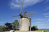 Windmühle in Montfuron, Alpes-de-Haute-Provence, Provence-Alpes-Côte d'Azur, Frankreich