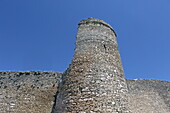 Turmruine in der Stadtmauer am Place des Tours, Venasque, Vaucluse, Provence-Alpes-Côte d'Azur, Frankreich