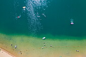 Luftaufnahme von Menschen im Wasser und am Strand vom Badsee, Niedernberg, Spessart-Mainland, Bayern, Deutschland, Europa