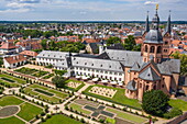 Luftaufnahme der Basilika St. Marcellinus & Petrus Kirche und Parkanlagen, Seligenstadt, Spessart-Mainland, Hessen, Deutschland, Europa