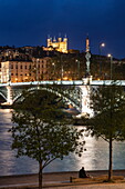 Blick auf die Rhône mit Stadt und Basilika Notre-Dame de Fourvière bei Nacht, Lyon, Auvergne-Rhône-Alpes, Frankreich, Europa