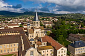 Luftaufnahme der Benediktinerabtei und Blick auf Stadt, Cluny, Saône-et-Loire, Bourgogne-Franche-Comté, Frankreich, Europa