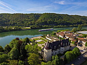Luftaufnahme des Château d'Ampuis entlang der Rhône mit vorbeifahrendem Flusskreuzfahrtschiff MS Bijou du Rhône (nicko cruises), Ampuis, Isère, Auvergne-Rhône-Alpes, Frankreich, Europa