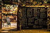 Menükarte auf Kreidetafel am Restaurant Argens la Guinguette am Canal du Midi, Argens-Minervois, Aude, Okzitanien, Frankreich, Europa