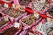 Würste zum Verkauf am Louhans Markt, Louhans, Saône-et-Loire, Bourgogne-Franche-Comté, Frankreich, Europa