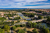 Blick auf den Fluss Orb mit Kanalbrücke des Canal du Midi und die Stadt, Béziers, Hérault, Okzitanien, Frankreich