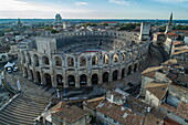 Luftaufnahme des Amphitheaters von Arles und der Altstadt, Arles, Bouches-du-Rhône, Provence-Alpes-Côte d'Azur, Frankreich, Europa