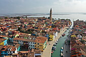 Luftaufnahme von Burano mit Il Campanile Storto in der Kirche San Martino, Burano, Venedig, Italien, Europa