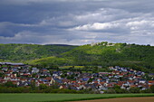 Blick auf die Gemeinde Gössenheim und die Burgruine Homburg im Naturschutzgebiet Ruine Homburg, Unterfranken, Franken, Bayern, Deutschland