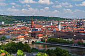 Blick von der Festung Marienberg auf die historische Altstadt und die Alte Mainbrücke von Würzburg und den Main, Unterfranken, Franken, Bayern, Deutschland