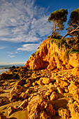 Sonnenaufgang am Strand des Atlantik der Felsalgarve bei Albufeira, Algarve, Barlavento, Westalgarve, Distrikt Faro, Portugal, Europa