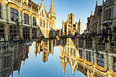 Doppelbelichtung der St.-Nikolaus-Kirche, flankiert vom alten Postgebäude im historischen Stadtzentrum von Gent, Belgien