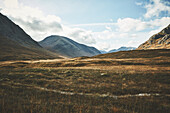 Berge von Glen Coe. Landschaft im Herbst, Highlands, Schottland, Vereinigtes Königreich