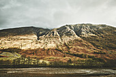 Berge von Glen Coe. Landschaft im Herbst, Highlands, Schottland, Vereinigtes Königreich