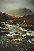 Berge von Glen Navis mit Fluss und Baum. Landschaft im Herbst, Highlands, Schottland, Vereinigtes Königreich