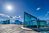 Glaskonstruktionen des Messner Mountain Museum am Monte Rite, Monte Pelmo im Hintergrund, Monte Rite, Dolomiten, Venezien, Venetien, Italien