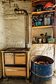 Holzofen und Küche der Hütte Bivacco Campestrin, Bosconero-Gruppe, Dolomiten, Venezien, Venetien, Italien