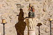 Marienstatue im Kloster Saint Miguel de Cuxa, Abbaye Saint Miguel de Cuxa, Prades, Pyrenäen, Frankreich