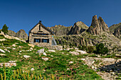 Hut Refugi d&#39;Amitges, Aigüestortes i Estany de Sant Maurici National Park, Pyrenees, Catalonia, Spain