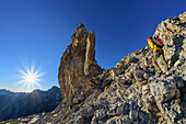 Frau beim Wandern steigt zu Felsturm in der Rolandsbreche auf, Breche de Roland, Gavarnie, Nationalpark Pyrenäen, UNESCO Weltkulturerbe Pyrénées Mont Perdu, Pyrenäen, Frankreich