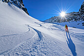 Frau auf Skitour steigt zur Hauserspitze auf, Hauserspitze, Tuxertal, Zillertaler Alpen, Tirol, Österreich