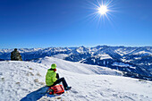 Frau auf Skitour macht am Gipfel des Falschriedel Pause, Falschriedel, Kitzbüheler Alpen, Tirol, Österreich