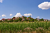 Blick auf den Ort Altenstein mit der Ruine Altenstein, Markt Maroldsweisach, Naturpark Haßberge, Landkreis Hassberge, Unterfranken, Franken, Bayern, Deutschland                              