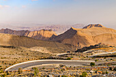 In vielen Serpentinen windet sich die Straße von der Küste am Golf von Oman hinauf in das wüstenartige Gebirge Jabal Akhdar, Oman