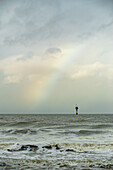 Ein Regenbogen über der Nordsee in Knokke, Belgien.