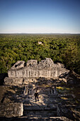 Blick auf verfallene Maya Pyramide vor dichtem Urwald mit weiteren Ruinen von Calakmul, Yucatán, Mexiko, Nordamerika, Lateinamerika, Amerika