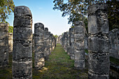 Säulen Kollonade am Tempel der Krieger (El Templo de los Guerreros), Ruinenstadt Chichén-Itzá, Yucatán, Mexiko, Nordamerika, Lateinamerika, Amerika