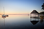 Segelboote im Morgenlicht der aufgehenden Sonne, Balneario del fondo, Lagune von Bacalar, Quintana Roo, Yucatán, Mexiko, Nordamerika, Lateinamerika, Amerika