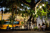 Menschen sitzen in Park während Abenddämmerung, Mérida, Hauptstadt Yucatán, Mexiko, Nordamerika, Lateinamerika, Amerika
