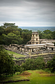 Blick auf Palast (El Palacio), archäologische Zone von Palenque, Maya Metropole, Chiapas, Mexiko, Lateinamerika, Nordamerika, Amerika