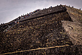 Besucher besteigen die Sonnenpyramide (Pirámide del Sol), Teotihuacán (Ruinenmetropole), Mexiko, Lateinamerika, Nordamerika, Amerika