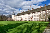 Schloss Corvey unter sonnigem Wolkenhimmel, Höxter, Nordrhein-Westfalen, Deutschland