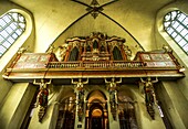 Von Engeln gestützte Empore mit Orgel von 1681, ehemalige Abteikirche von Corvey, Höxter, Nordrhein-Westfalen, Deutschland