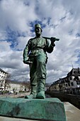 Sinnbild Siegerländer Arbeitswelt: Standbild eines Bergmanns von Friedrich Reusch auf der Oberstadtbrücke in Siegen, Nordrhein-Westfalen, Deutschland